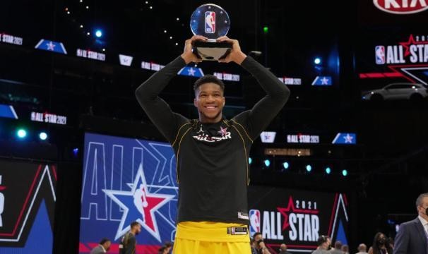 世界杯比赛时间表-字母哥终于捧起全明星MVP奖杯 下一目标总冠军