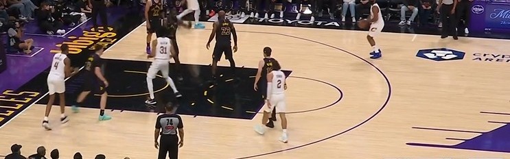 世界杯直播在线观看-外线不设防？哈登侧翼接球 大空位三分调整后稳稳命中