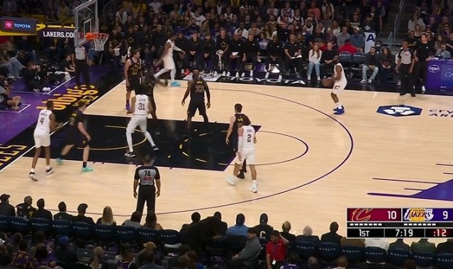 世界杯直播在线观看-外线不设防？哈登侧翼接球 大空位三分调整后稳稳命中